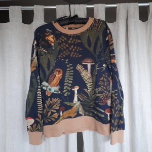 Sweater - Sweater med skogstryck, ganska tun men bra kvalité 