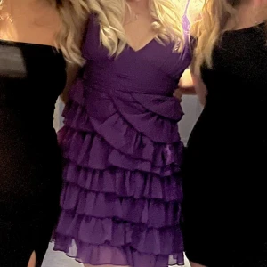 gullig kläning  - säljer denna sjukt snygga och söta klänningen från na-kd, säljer pga att den har blivit för liten.Knyte i ryggen så du kan spänna in hur tajt du vill ha den. Dragkedja på sidan och justerbara band🌸💗