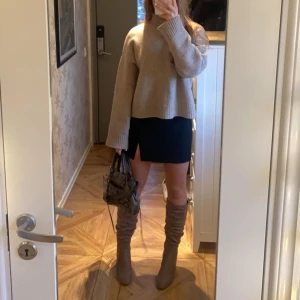 Beige stövlar/boots - Superfina stövlar/boots med klack, köpta på Zalando. Använda några få gånger så mycket fint skick, förutom ett litet märke på sidan (se bild 3).