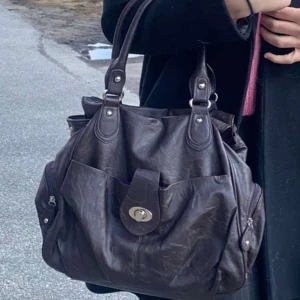 Brun populär väska  - Säljer min bruna vintage väska köpt på second hand. 