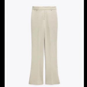 Kostymbyxor  - Beigea fina kostymbyxor med slits där nere