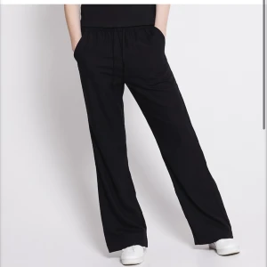 Linnebyxor  - Säljer nu dessa linnebyxor. Köpte tyvärr i en för stor storlek, så dem har inte kommit till användning. Så dem är helt nya, men lappen kvar. (Slutsålda på hela hemsidan) 