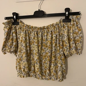 Blommig off-shoulder topp - Bra skick