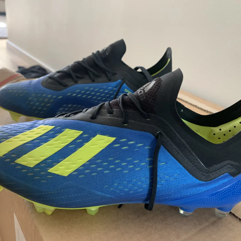 Adidas fotbollsskor  Storlek 39 och 1/3  Använda ett fåttal gånger. Skor.