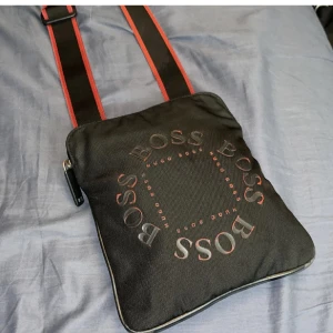 Kläder  - Väska hör av dig 