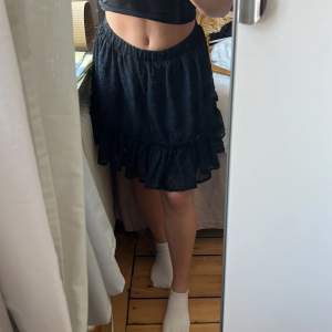 Svart volang kjol, nästan aldrig använd ! 