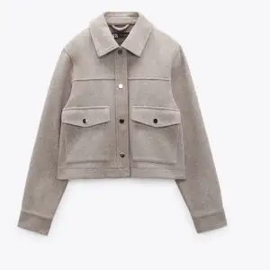 Intressekoll på denna jacka från Zara. Säljer för 400, nästan aldrig använd. Kan tänkas gå ner i pris vid snabb affär