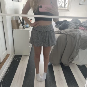 Kjol med inbyggda shorts  - Söt kjol med inbyggda shorts. Från Zaras barnavdelning men passar mig som har XS. Nyskick💞