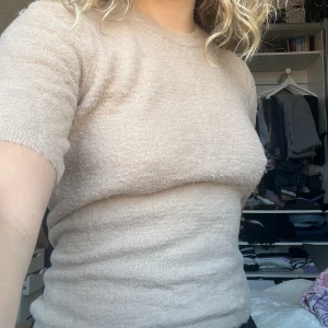 Beige t-shirt  - Beige fluffig t-shirt, nästan aldrig använd! 