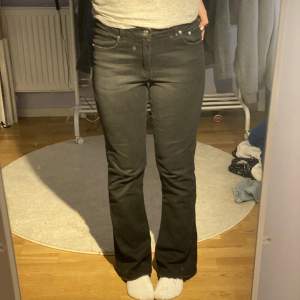 Säljer dessa lågmidjade jeans från Gina i storlek i barnstorlek men passar perfekt för en XS och S. 