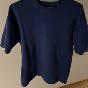 Zara stickad t-shirt  - Stickad t-shirt från Zara Strl M, något nopprig i krage annars fint skick Nypris runt 300kr, pris 150kr