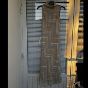 Vintage klänning, dress - Vintageklänning i fint skick säljes, underklänning medföljer. Klänningen går att bära med såväl som utan underklänningen. Upplevs som en strl: S. 