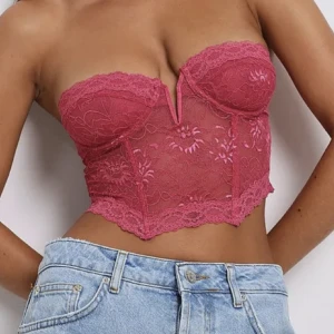 Topp! - Säljer denna skitsnygga toppen från Nakd!!  Den har en liten skada ( 3 bilden )  Köpt för 349kr Slutsåld!!