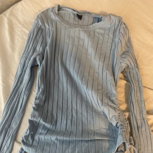 Babyblå tröja från shein  - Fin tröja som går att justera med tråd/rep.  Köpt för 119 kr och säljs för 19kr