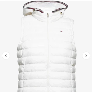 TOMMY HILFIGER VÄST  - Endast testad. Inga defekter! Som ny. Säljer pågrund av att jag köpte en annan väst istället.