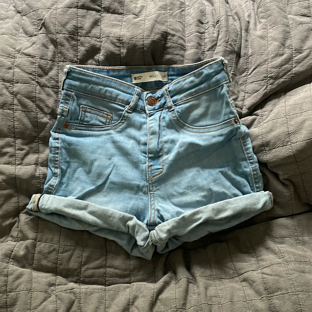 Blå tajta jeanshorts. Shorts.