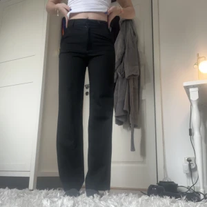 Madlady kostymbyxor  - Jag säljer dessa super fina madlady kostymbyxorna pågrund av att dem är för korta på mig. 💕Jag är 164 lång så dem skulle passa någon som är kortare än mig, byxorna är nästan aldrig använda, skicka privat för fler bilder.💗