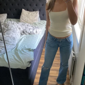 Utsvänga byxor med hål - Bra skick 