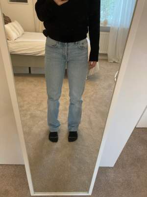 Jätte fina mid waist jeans från Zara som tyvärr har blivit för små för mig, jag är 1,61cm✨Dom är i bra skick då jag har använt dom sparsamt✨Nypris 399kr✨Priser går att diskuteras
