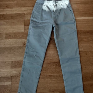 Byxor - Ljusgröna kostymbyxor och har haft på mig den 2-4  gånge. Köpte den i Spanien.