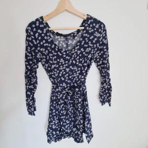 Blommig klänning - Blommig klänning från Pop Boutique. Storlek ungefär 36-38, ganska rymlig. Fin till sommaren!