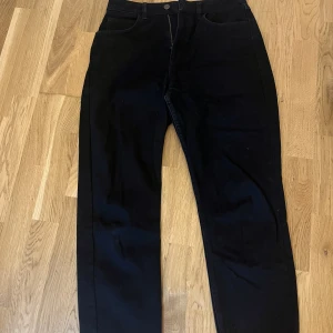 Reclaimed vintage jeans - Jeans lose fit, typ mom jeans, svarta från reclaimed vintage. Köpta på asos för 450 kr. Väldigt sparsamt använda så inga skador. 