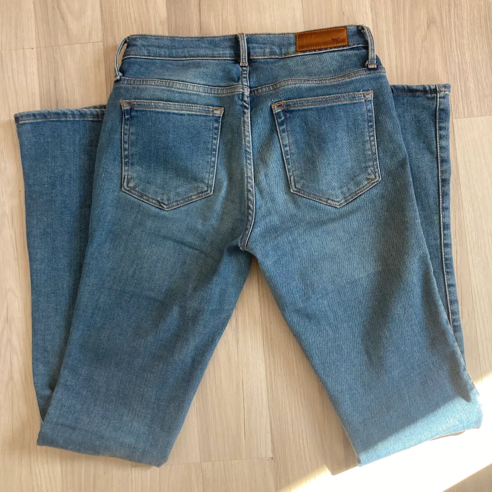 Säljer dessa låg midjade bootcut märkes jeans som är så snygga!⭐️ Storlek M men passar mig som har s/xs. . Jeans & Byxor.