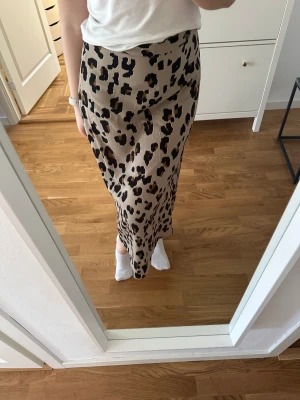 Långkjol - Säljer denna fina långkjol i leopardfärg. Den är i storlek M och väldigt skönt tunt material! Säljes för 70kr + frakt!