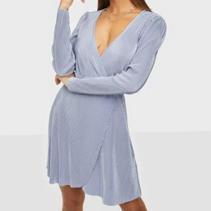 Nelly omlottklänning - Använd fåtal gånger, omlottlagd   klänning. Nypris 299