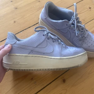 Nike sneakers  - Ganska använda, de har blivit försmå för mig. Men väldigt bekväma att gå i! I en ljuslila färg, perfekt till våren