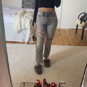 Jeans  - Säljer mina jätte snygga grå jeans från H&M, dem är super bekväma och har bra pass form ❣️