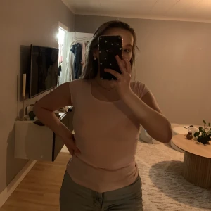 T-shirt  - Rosa t-shirt i ekologiskt bomull. XS men passar även som S pga stretch 