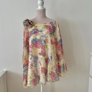 Blommig kofta - Somrig blommig kofta med ros på. Helt ny. I storlek M-L från märket Paprika. Köpt för 450kr. Säljer för 350kr💝