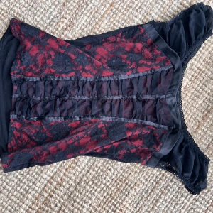 Tröja - Tröja i goth stil ish, aldrig använt men köpte second hand. Inga fläckar eller hål. 