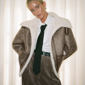 Josefine HJ x NA-KD  - Säljer min pilotjacka från Josefine HJ x NA-KD samarbetet. Endast använd 2 gånger! Säljer pga känner inte den är riktigt min stil.   Säljaren står för frakten eller så kan jag mötas upp i Malmö! 