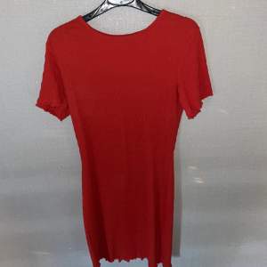 Säljer min röda ribbade klänning, passar jättebra nu till sommaren💓 (köparen står för frakt)