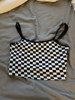 Linne - Ett fint svart vitt linne , vet ej vart ifrån men misstänker new yorker kanske? Storleken är S och är lite liten i storlek! Nyskick! 