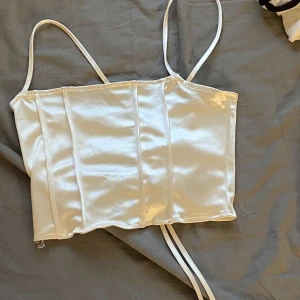 Topp  - Jättefin vit topp från Hm, perfekt till sommaren! Den är ganska liten på folk med storlek M men för mindre passar den jätte bra! Nyskick! 