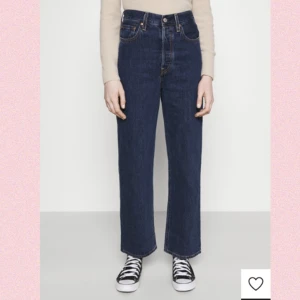 Levis Ribcage Straight - Snygga Levis Ribcage straight jeans i skönt material. Köptes från Levis för 1450kr. Är välanvända och säljer då de inte längre passar mig. 💗
