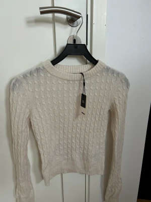 Stickad tröja  - Stickad tröja från Bik Bok. Aldrig använd, lappen sitter kvar!🤍