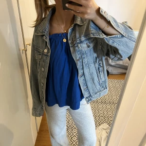 Topp - Säljer denna topp som är så fin i en undebar blå färg! Passar otroligt många då den är väldigt flowig, stretchig runt resoren och man knyter banden själv💙