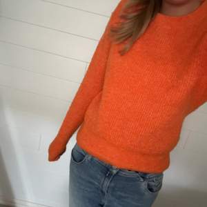 Jätte snygg stickad orange tröja i nyskick!!