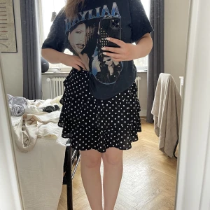 Prickig kjol🤍 - Superfin prickig kjol från shein. Änvänd några gånger men passar inte riktigt med min nya stil. Superfin till sommaren!!❤️