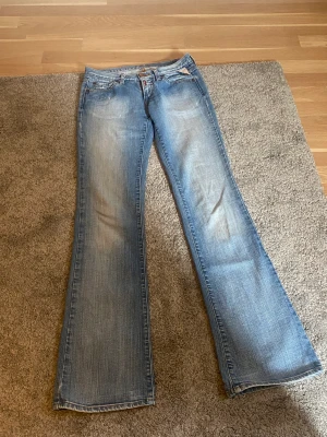 Replay jeans, straight leg - Säljer mina replay jeans. De är i mkt bra skick men på baksidan finns det någon liten vit fläck, blekt. Storlek 25/32 passar någon som är 162-168 lång och bär typ XS/S.  Har ingen bra bild på.  354 kr ink frakt   DET GÅR INTE ATT BETALA VIA PLICK, MER INF