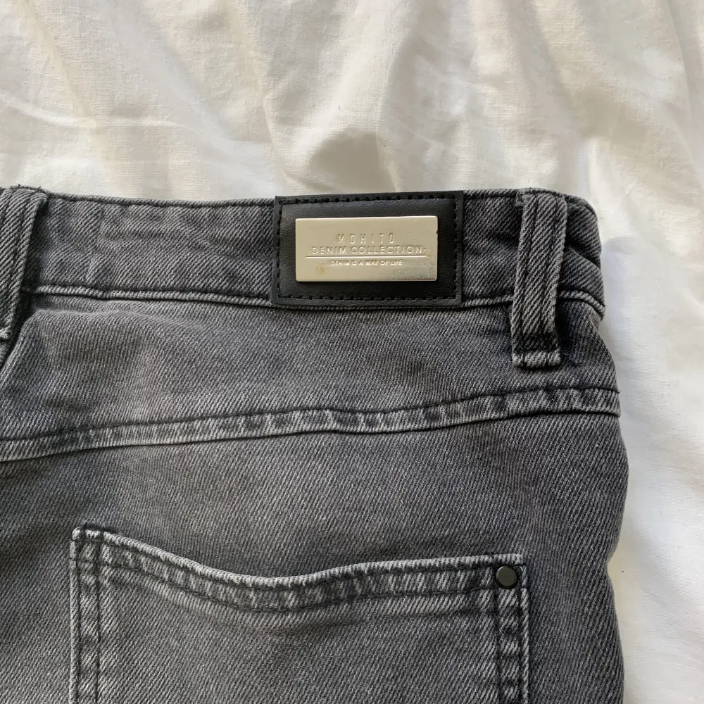 Säljer mina gråa jeans från mohito då de är lite höga i midjan för min smak. Skriv för fler bilder🥰. Jeans & Byxor.