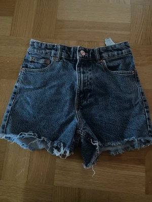 Shorts - Shorts i storlek 34 och i vädligt bra slick💗💗De är mid/highwaist men går att ha längre ner 149+frakt💕