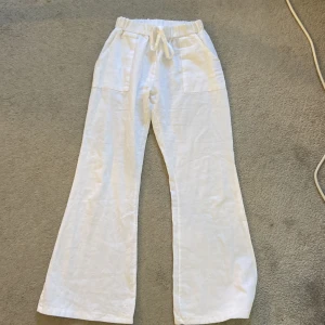 Linnebyxor  - Vita linnebyxor från light in the box i storlek S. Säljer pga att dom tyvärr blivit för små för mig. Köpta för 220kr. Mitt pris 120💗 Skriv för fler frågor 