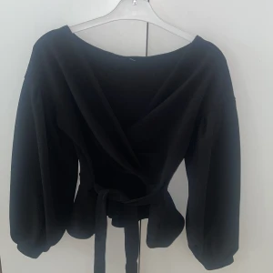 Topp med midjeband - Topp med band att knyta om midjan!