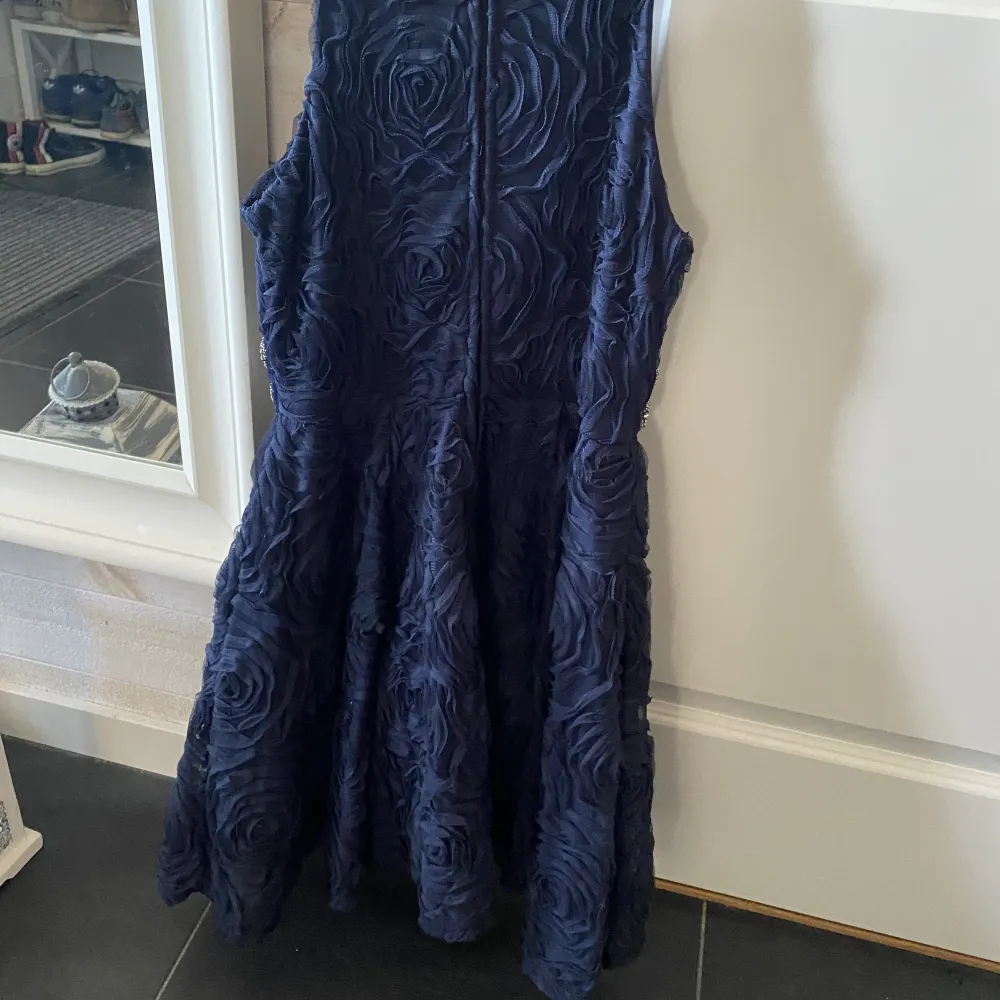 Marinblå jättesöt klänning köpt i USA. Uppskattningsvis storlek xs/s, använd två gånger. . Klänningar.