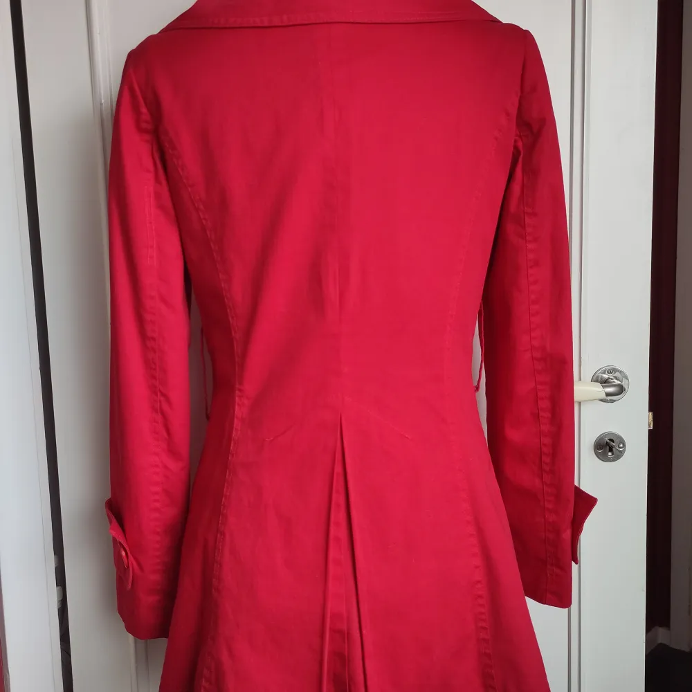 Kort röd bomull Trenchcoat från Sandro Ferrone, storlek Small (italiensk storlek 42). Kan användas med eller utan bälte.  Användt endast två gånger. Fin skick.. Jackor.